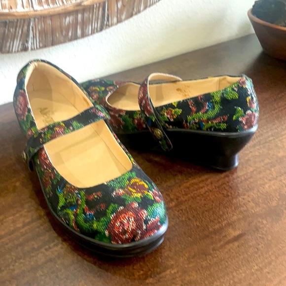 Alegria shoes that are perfect with Christmas a colors of Red and Green! Sz 10 - Picture 1 of 13